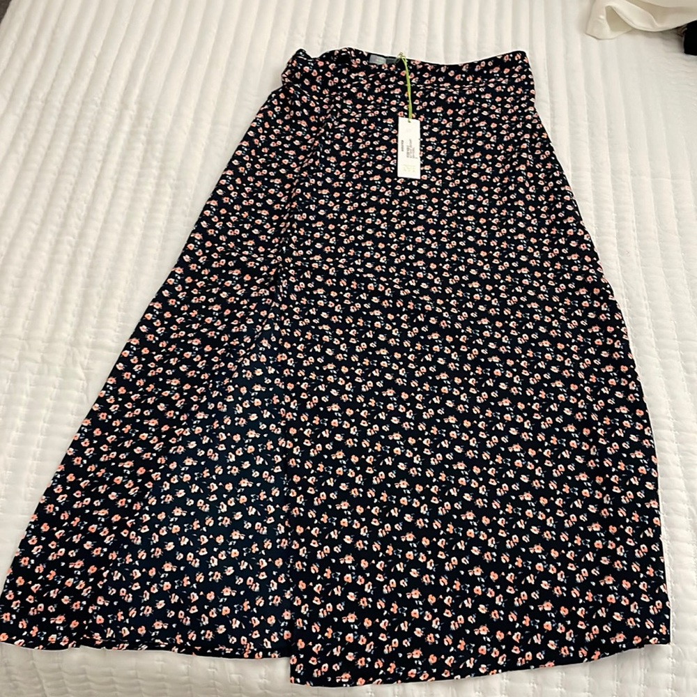 Long skirt with open tear by the leg ! Super cute